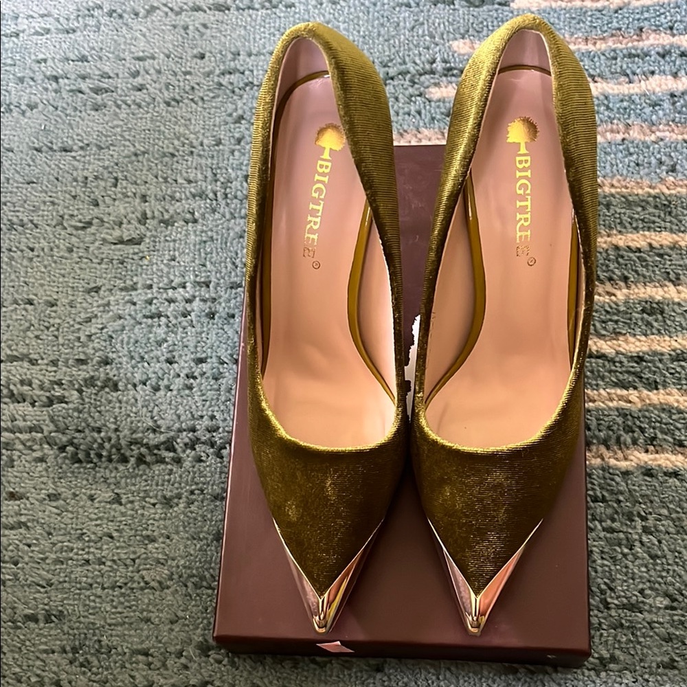 Gold High Heel Pumps with Sleek Silhouette